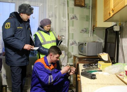 Apparatuur controleren voordat gas wordt aangesloten