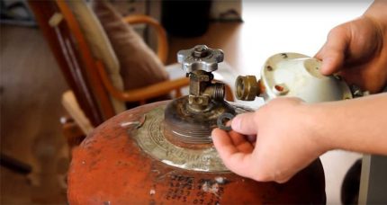 De gasfles aansluiten op de kachel