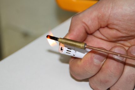 De prestaties van het thermokoppel controleren met een aansteker