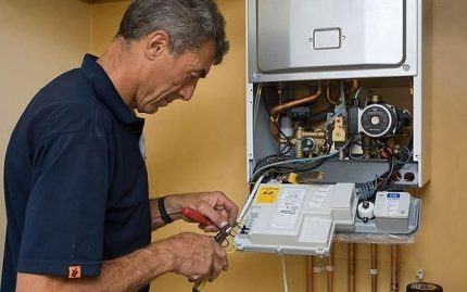 Reparatie van een gasketel door een gasman