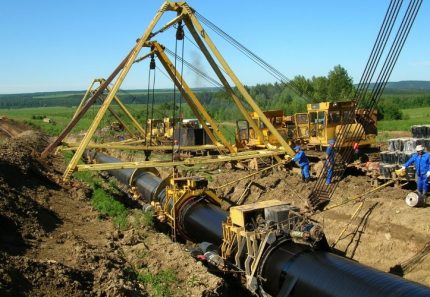 Aanleg van een gasleiding in het veld