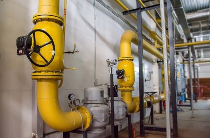 Stalen gasleidingen in het gebouw