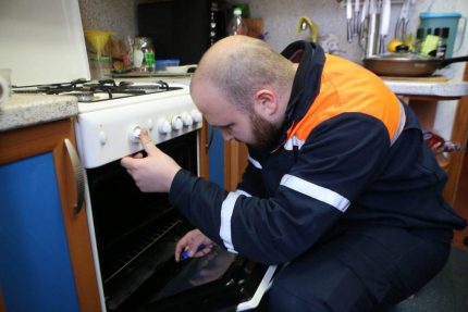 Gasman die het fornuis controleert