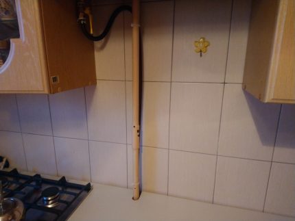 De ligging van het keukenmeubel tov de gasleiding