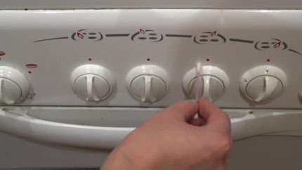 Het handvat schoonmaken met een wattenstaafje