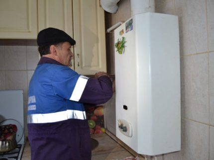Installatie van de kolom door de gas service officer