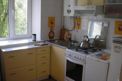 Installatie van de kolom boven de gootsteen in een klein appartement