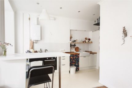 Witte kolom op een witte keuken achtergrond