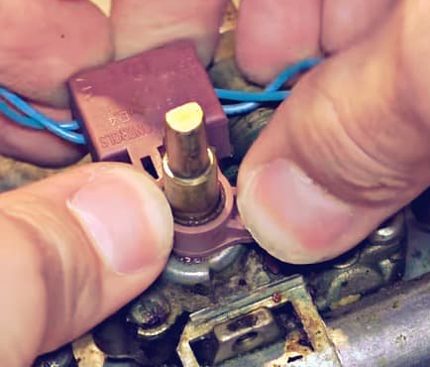 Mechanizm połączonej konstrukcji układu zapłonowego