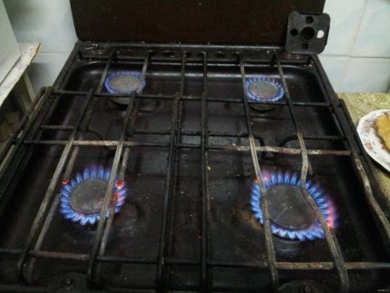 Nasusunog ang gas upang painitin ang silid