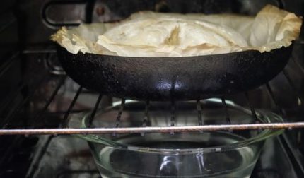 Naczynie z wodą na dolnym poziomie piekarnika