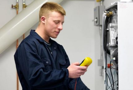 Pracownik centrum serwisowego Proterm