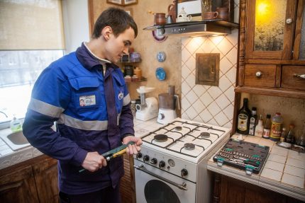 Gasman répare le poêle