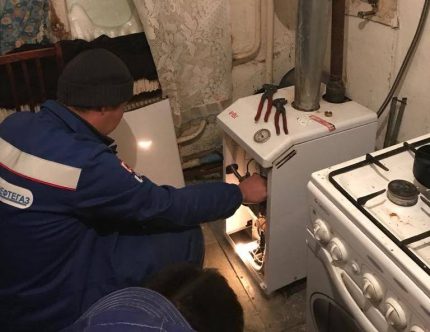 Gasman controleert de ketel