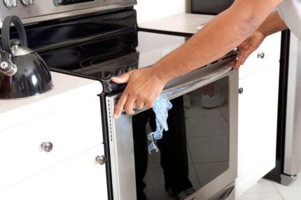 Installatie van een elektrisch fornuis in de keuken
