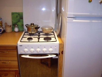 Gas stove sa tabi ng ref