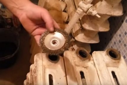 De batterij schoonmaken met een molen