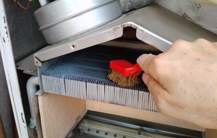 Nililinis ang boiler heat exchanger