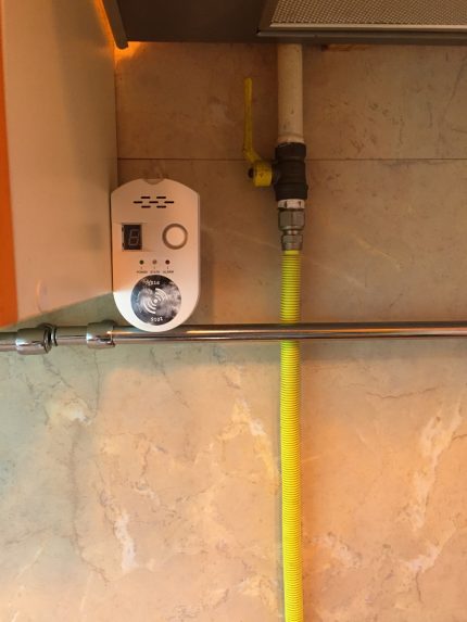Gasleksensor geïnstalleerd naast de kap