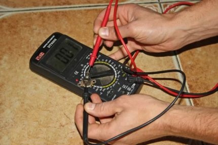 Kiểm tra điện của nồi hơi bằng đồng hồ vạn năng