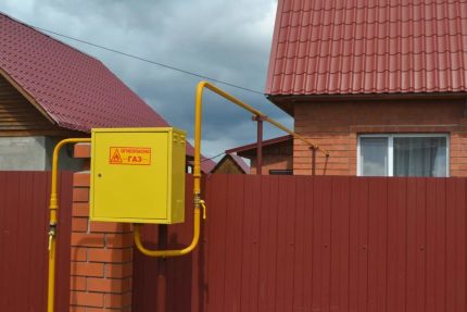 Boîte avec un compteur de gaz près de la maison