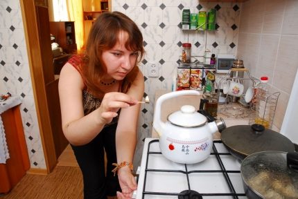 Vrouw steekt een brander met een wedstrijd