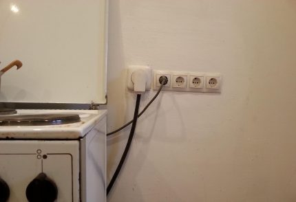 De elektrische kachel is aangesloten