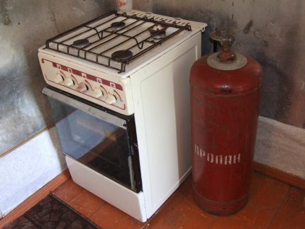 De kachel is aangesloten op een gasfles