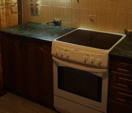 Elektrisch fornuis binnen de keuken