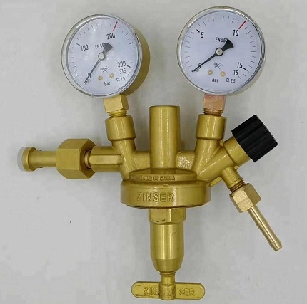 Versnellingsbak met twee manometers
