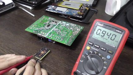 Reparatie van de elektronische kaart voor een gasketel Ferroli