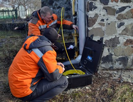 Le travail des travailleurs du gaz dans l'installation
