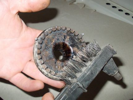 Borstel schoonmaken met een staalborstel
