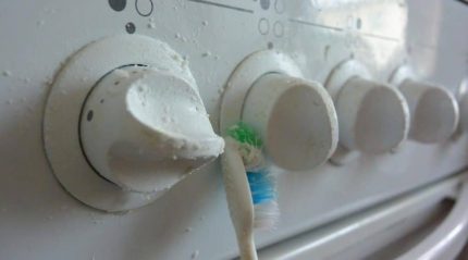 Handgrepen van het gasfornuis schoonmaken