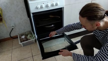 Het proces om de ovendeur te verwijderen