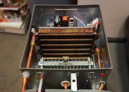 Verbrandingskamer met elektroden