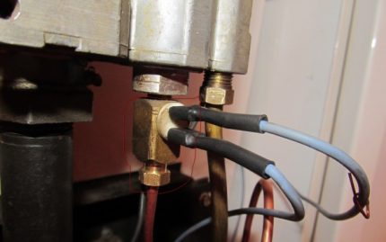 Aansluiting van de tochtsensor op de klep