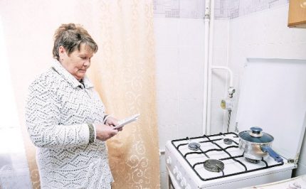 L'abonné étudie l'acte du service de gaz avant de signer