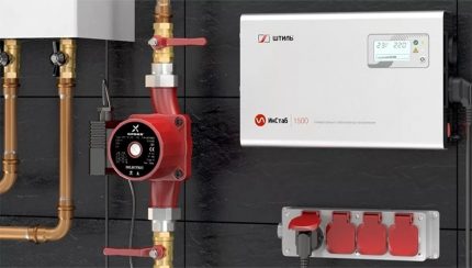 Spanningsstabilisator aan de ingang van het net naar de gasboiler