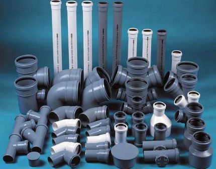 Fittings for the assembly of plastic pipes