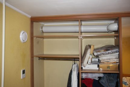 Geïnstalleerde ventilatie in de kleedkamer