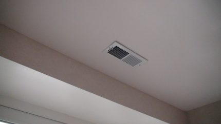 Kap op het plafond van de kleedkamer