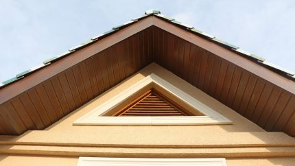 Fronton met grille