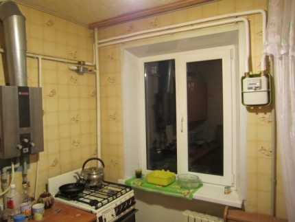 Compteur de gaz près de la fenêtre