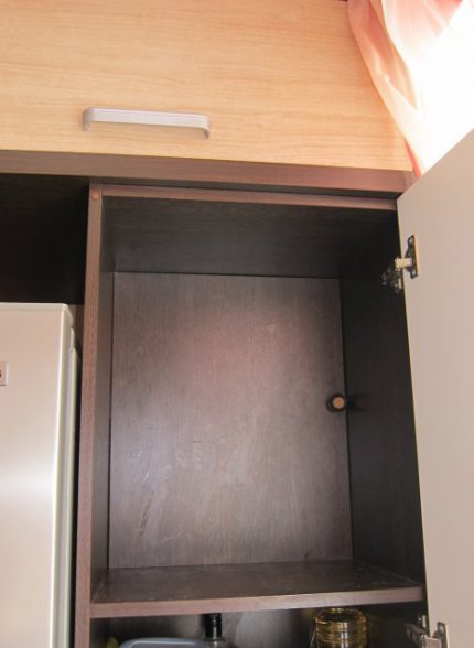 Compteur de gaz dans une armoire avec faux panneau