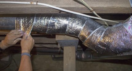 Ống cách nhiệt với băng keo cách nhiệt