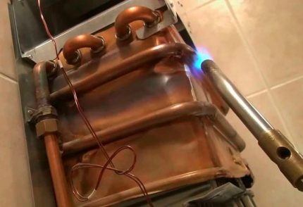 Solderen van een koperen warmtewisselaar van een gasketel