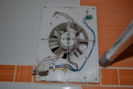 Een afzuigventilator installeren in de badkamer