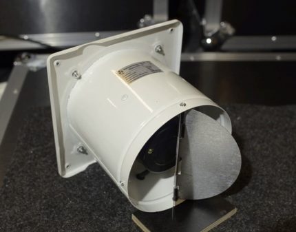 Uitlaatventilator met terugslagklep