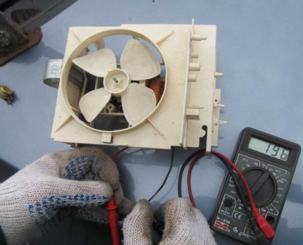 Controle van de elektriciteit van het apparaat met een multimeter